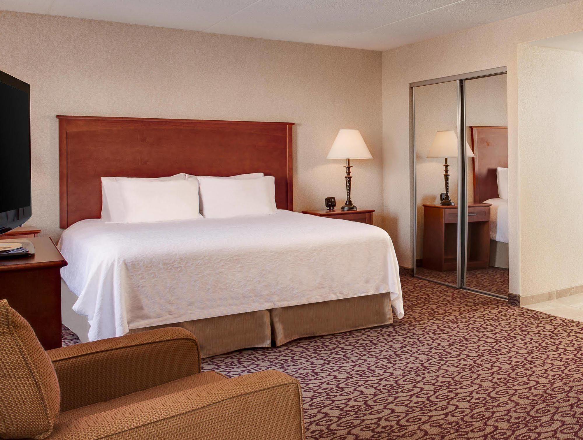 Hampton Inn Dubuque Exterior foto